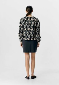 Object OBJMYA  NOOS - Blusa - black