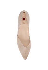 Beige Wildleder-Pumps mit spitzem Zeh, Ausschnitt an der Seite und glattem Innenfutter. Mit Logo auf der Innensohle.