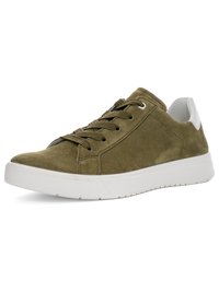 Sneaker in suede verde oliva a profilo basso con lacci abbinati, linguetta posteriore bianca e suola spessa in gomma bianca inclinata verso destra.