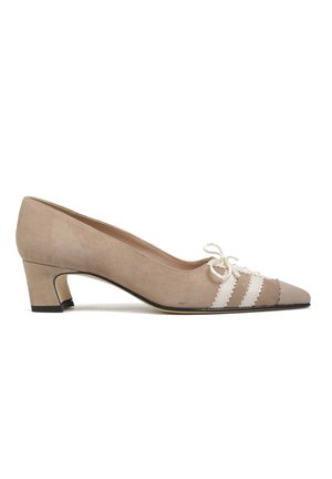 Beżowe zamszowe czółenka na niskim obcasie z zaostrzonym noskiem, białym sznurowaniem i dekoracyjnymi białymi falistymi paskami z przodu.