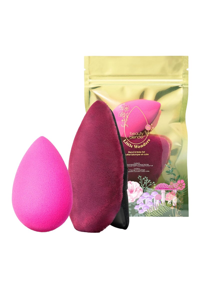De beauty blender set bevat een roze druppelvormige spons en een bordeaux applicator. Verpakt in een reflecterende gouden tas met bloemenaccenten.