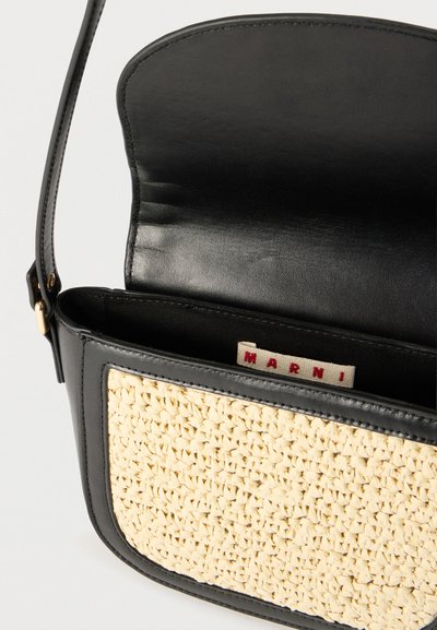 Μαύρη δερμάτινη τσάντα ώμου με υφαντή μπεζ μπροστινή θήκη, ανοιχτό καπάκι και εμφανή κόκκινη ετικέτα MARINI στο εσωτερικό.