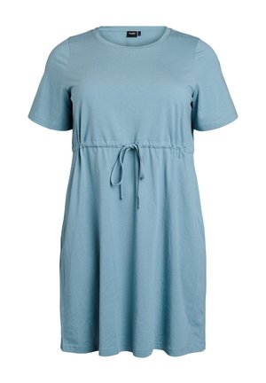 Svijetloplava haljina kratkih rukava od mekanog materijala. Ima elastičnu traku u struku za prilagodljivu veličinu i opušteni A-linijski kroj.