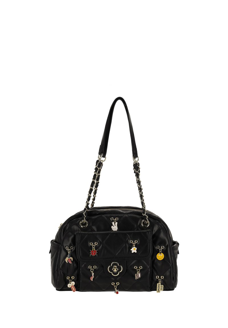 Bolso negro acolchado con forma redondeada, asas de cadena y cuero, decorado con múltiples dijes coloridos y un emblema decorativo en el frente.