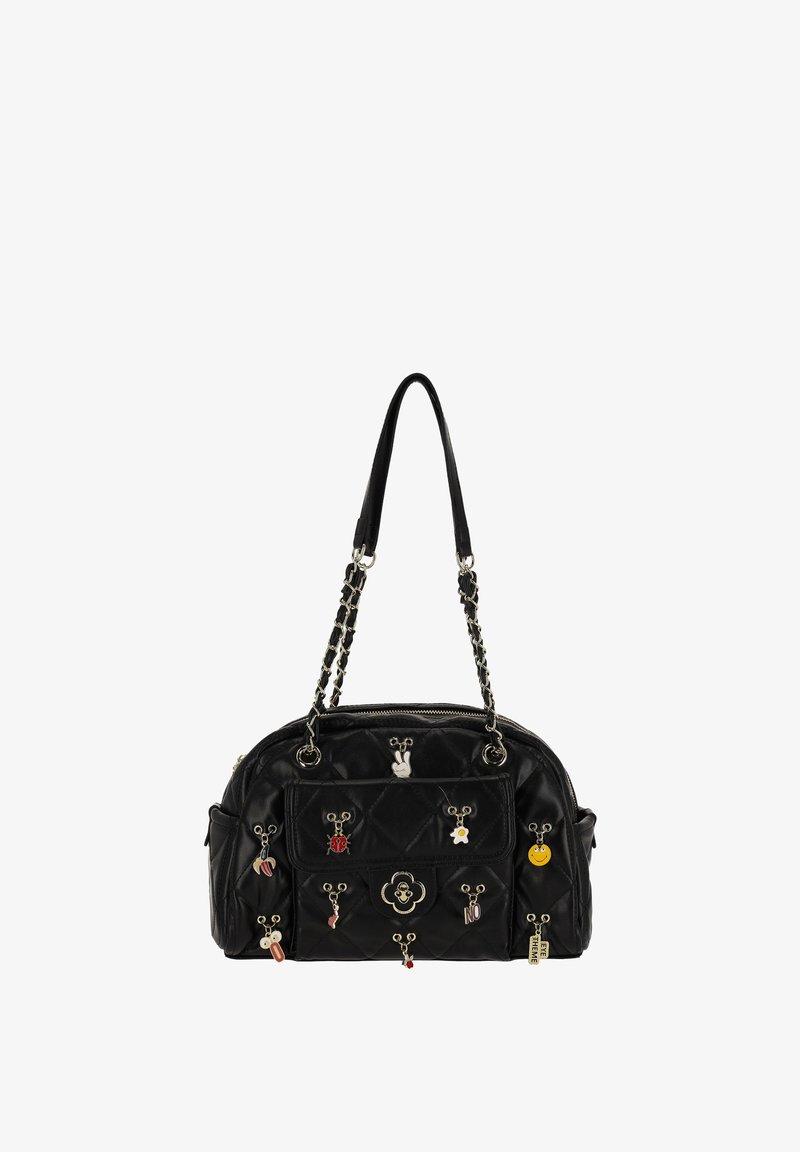 Bolso negro acolchado con forma redondeada, asas de cadena y cuero, decorado con múltiples dijes coloridos y un emblema decorativo en el frente.