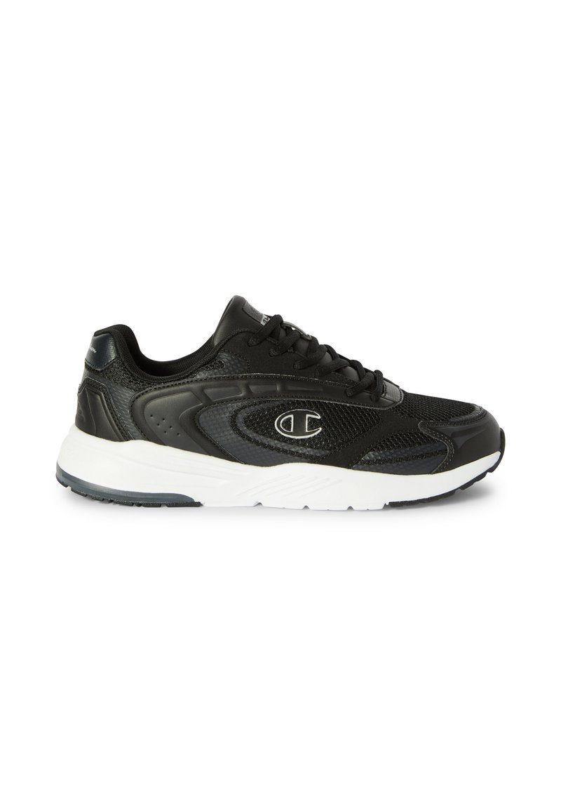 Czarne sportowe sneakersy z panelami z siateczki i skóry, biała podeszwa, sznurowany design oraz wyraźne logo "C" z boku.