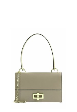 Beige rechthoekige leren handtas met bovenhandvat, gouden draai-slot en decoratieve gouden ketting aan de linkerkant.