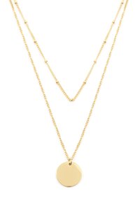 Collana d'oro con due catene sovrapposte; una presenta piccoli accenti sferici. Un ciondolo rotondo e piatto pende dalla catena inferiore.