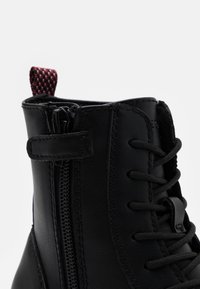 Geox Botines con cordones - black