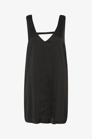 Vestido negro sin mangas hecho de una tela suave, con un escote en V y un diseño de tirantes cruzados angulares bajo el escote.