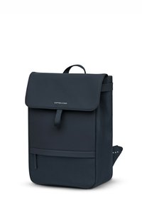 Donkerblauwe rugtas met een omvouwflap, gemaakt van duurzaam materiaal, met een handvat bovenop en zijvakken voor extra opbergruimte.