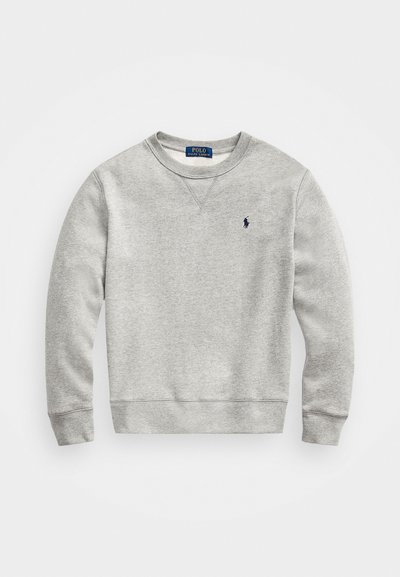 Pulover gri fabricat dintr-un amestec de bumbac. Design cu gât rotund, cu manșon și tiv ribbed. Prezintă un mic logo albastru pe pieptul stâng.