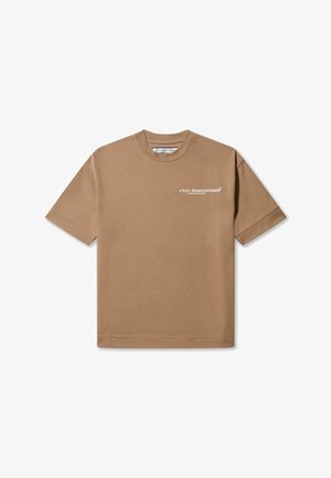 T-shirt à manches courtes marron avec col rond et petit logo blanc "IRASUTOSTUDIOS" ainsi que du texte japonais sur la poitrine gauche.