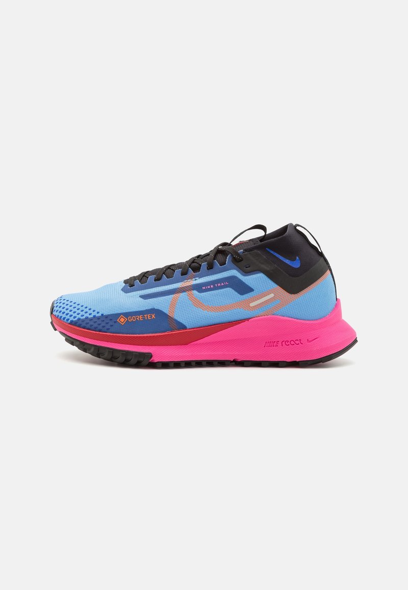 Chaussure de trail running Nike basse avec tige bleu et noir, semelle rose, lacets noirs et étiquette Gore-Tex sur le côté.