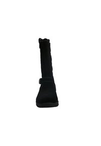 Botte en nubuck noir jusqu'au genou avec une fermeture éclair sur le côté et un accent de sangle texturée. Surface lisse, bout arrondi et semelle plate en caoutchouc.