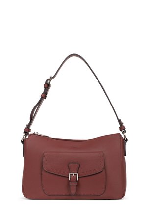 Borsa a tracolla in pelle di colore rosso scuro, con una finitura testurizzata, tracolla singola, tasca con pattina e dettaglio fibbia, e chiusura con zip.