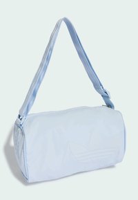 Světle modrá válcová taška se zipovým uzávěrem a ramenním popruhem, na jedné straně s vyraženým logem a hladkou texturou látky.