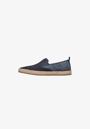 Herenslip-on schoen in marineblauw met geweven mesh vooraan, gladde achterkant en beige gevlochten zool, zijaanzicht op witte achtergrond.