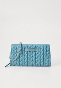 Tikkikuvioitu sininen käsilaukku, jossa on kalanruotokuvio, hopeaketjuyksityiskohta, yläkahva ja merkkilaatta. Suorakaiteen muotoinen.