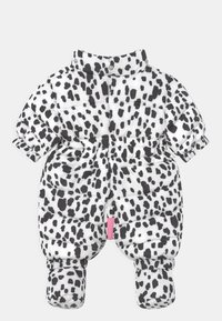 Bílé polstrované overaly s černými dalmatinskými skvrnami, elastickými manžetami a růžovým zipem, s vysokým límcem a prostorným střihem.