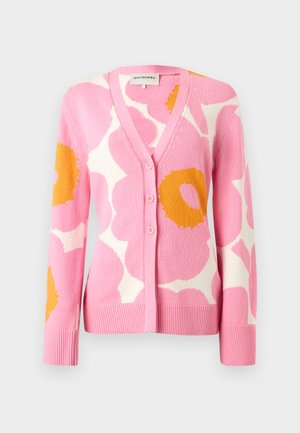 Ružový kardigán s veľkými oranžovými a bielymi kvetinovými vzormi, výstrihom do V a tromi gombíkmi vpredu.