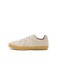 Beige Wildlederschuhe mit strukturiertem Design und tonalen Akzenten, ausgestattet mit einer Gummisohle und traditionellem Schnürverschluss.