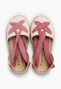 Espadrillas in tela con parte superiore in beige e nastri in tessuto rosa che si incrociano sopra le dita dei piedi, dotate di suola in iuta naturale e soletta in pelle.