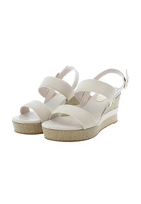 Beige kilklitorsandaler med två breda remmar, texturerad platå och slingback-design. Har en liten gyllene spänne och en slät finish.