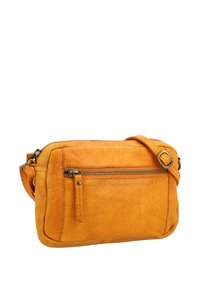 Žlutá kožená crossbody taška s texturovaným povrchem, nastavitelným popruhem a přední kapsou na zip. Obsahuje bronzové kování a švy.