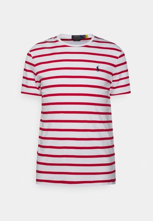 Hvid t-shirt med korte ærmer med vandrette røde striber og et lille sort polospiller-logo på venstre bryst.