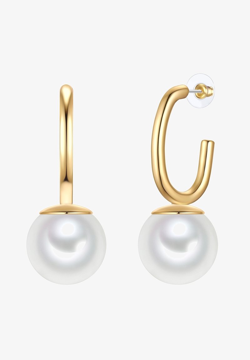Guldörhängen i form av hoops som har en slät, rund vit pärla hängande från botten. Designen är enkel med polerat metall och en transparent baksida.