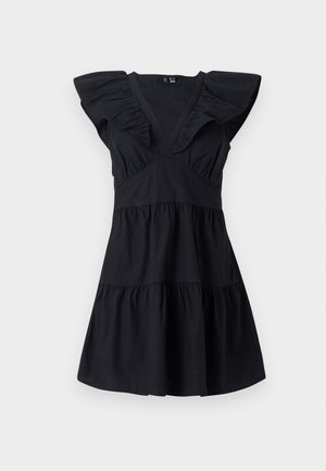 Svart klänning med V-ringning och korta volangärmar. Har en A-linjeformad siluett och ett lager på lager-skirt. Tillverkad av lättviktig tyg.