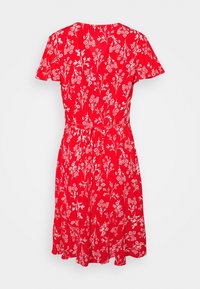 Vestido rojo con mangas cortas, patrón floral blanco, cintura ajustada y falda acampanada. Hecho de una tela ligera con una textura suave.