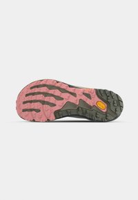 Suola di scarpe da trail con un design robusto. La suola in gomma ha una sezione centrale rosa, accenti grigi e profondi modelli di trazione per una migliore aderenza.