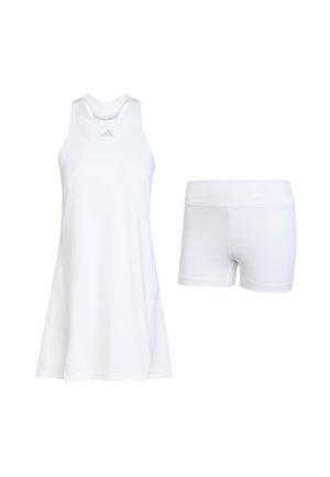Biała sportowa sukienka z wycięciem typu racerback oraz pasujące białe spodenki. Wykonana z gładkiego, lekkiego materiału z subtelnym logo.
