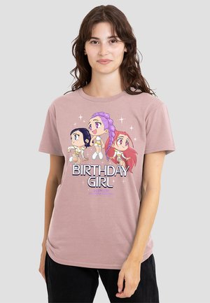 KPOP DEMON HUNTERS HUNTRIX BIRTHDAY GROUP - Print T-shirt - pink