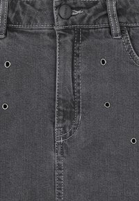 Donkergrijze denim jeans aan de voorkant met knoopsluiting, riemlussen, zichtbare stiksels en metalen oogjes in de stof.