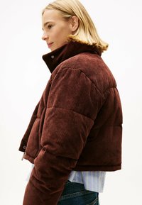 Bordeaux pufferjakke i corduroy, cropped design med høj krave, quiltet tekstur og trykknaplukninger.
