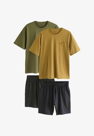 Kaks komplekti mugavast kodurõivastusest: üks oliiviroheline T-särk mustade lühikeste pükstega, üks sinepikollane T-särk rinna-taskuga ja mustade lühikeste pükstega.