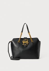 Zwarte leren handtas met twee zwarte handvatten en een gouden kettingaccent. Voorzien van een decoratieve gouden slangenknoop aan de voorkant. Inclusief afneembare schouderband.