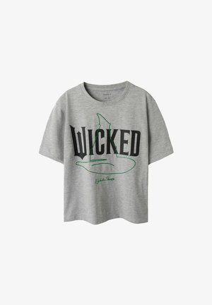 Grijze katoenen T-shirt met korte mouwen. Heeft een zwart en groene "WICKED" graphic en een illustratie van een heksenhoed. Casual, losse pasvorm.