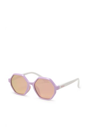 Lunettes de soleil octogonales pour enfants avec montures lavande, verres teintés roses et branches blanches inclinées sur fond blanc.