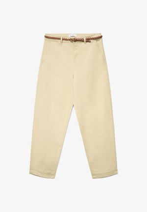 Pantaloni beige con vestibilità rilassata, dotati di cintura intrecciata marrone, due tasche laterali e orli risvoltati per una rifinitura pulita.