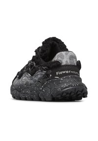 Czarno-szare sneakersy Flower Mountain z fakturowaną, nakrapianą podeszwą, cofniętym piętkiem i wyściełanym kołnierzem kostki.