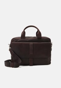 Pochette in pelle marrone scuro con manici doppi, una tracolla staccabile e un pattino anteriore con chiusura a fascia orizzontale.
