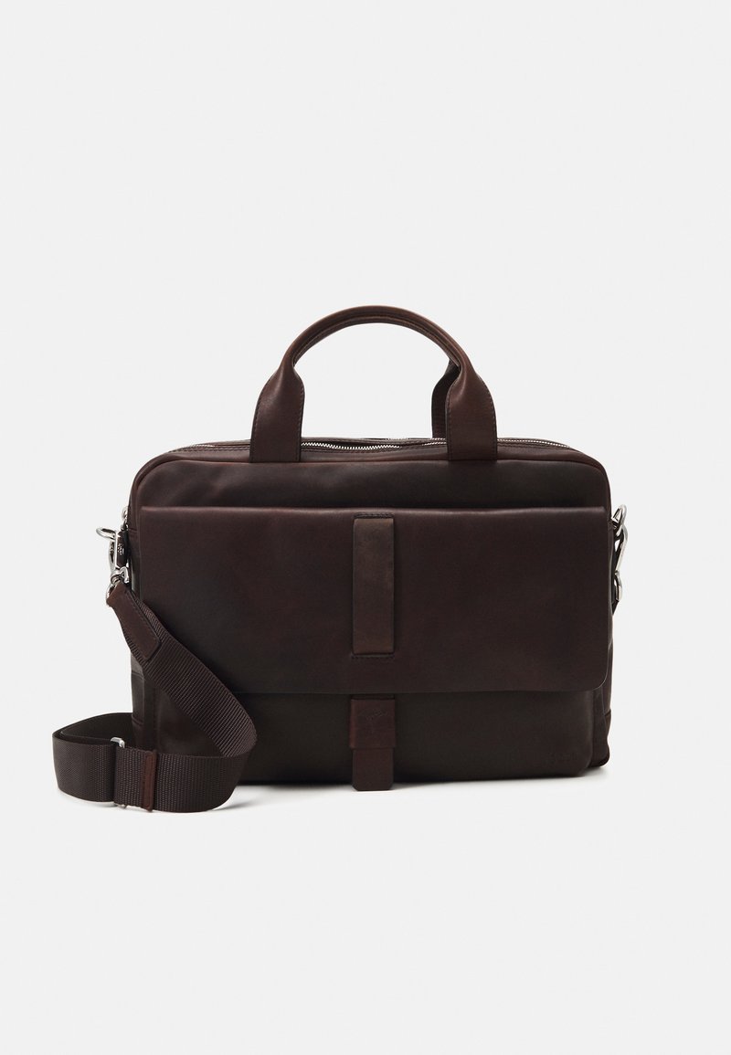 Pochette in pelle marrone scuro con manici doppi, una tracolla staccabile e un pattino anteriore con chiusura a fascia orizzontale.