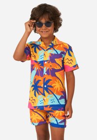 Multi-kleurig set van een korte mouw shirt en korte broek met palmbomen en abstracte patronen in oranje, blauw en paars. Inclusief knopen en kraag.