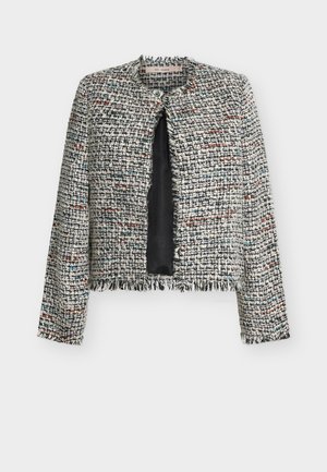 Giacca in tweed con un motivo elegante in bianco, nero e tocchi di colore. Bordi sfrangiati e design con apertura frontale aggiungono dettagli.