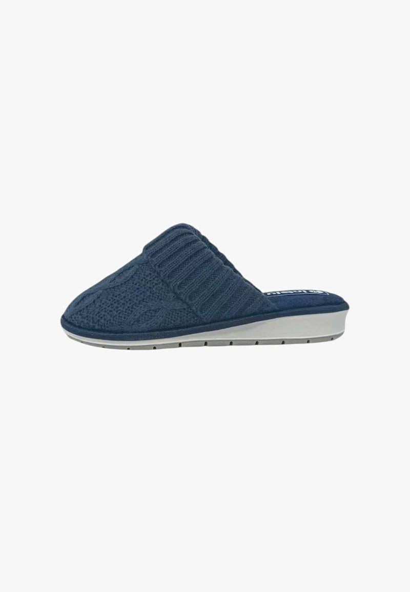 Pantofole lavorate a maglia blu navy con superficie testurizzata, fascia a coste e suola bianca con design antiscivolo.