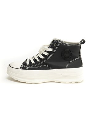 Czarne sneakersy typu high-top z białą podeszwą, z okrągłym logo, białym przeszyciem i sznurówkami. Gumowy czubek oraz teksturowany materiał.
